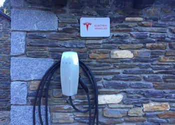 RECHARGERS FOR ELECTRICAL VEHICLES Val de Ruda Hotel Chalet